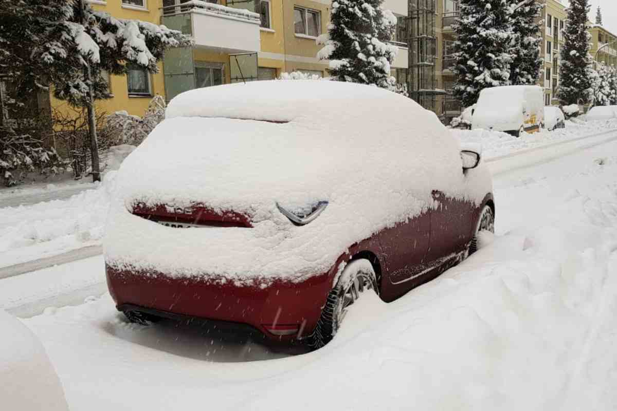 Auto con neve e ghiaccio