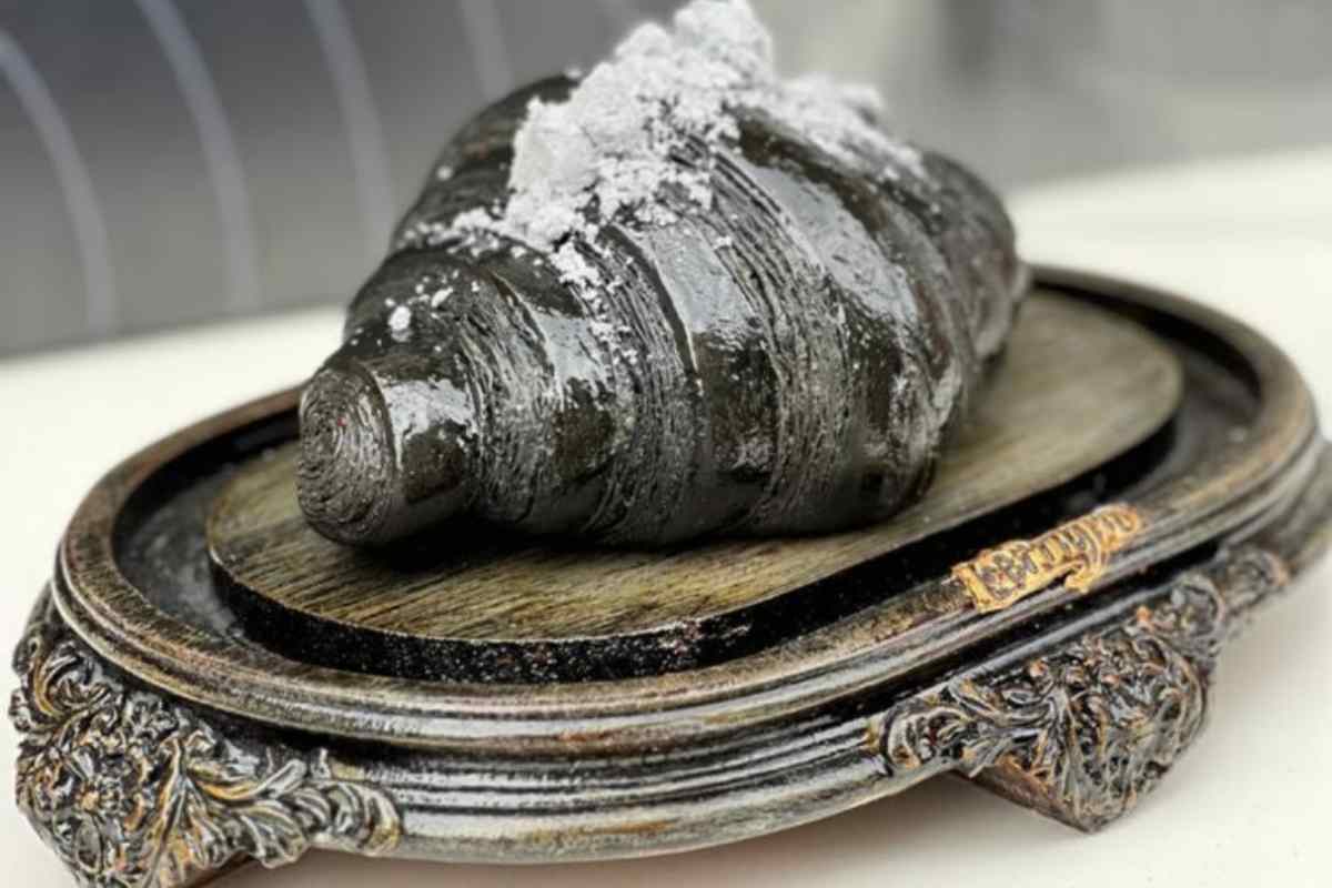 Un cornetto da mangiare che costa 100 euro? Esiste ed è a Napoli