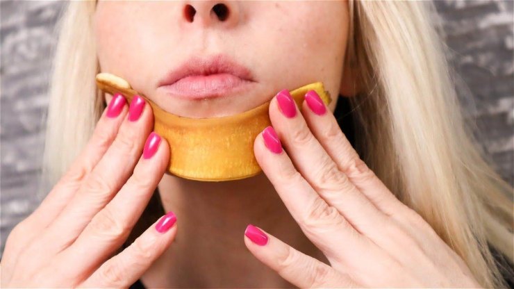 Banana sul viso